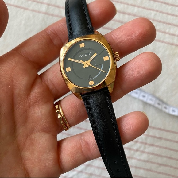 Authentic Gucci GG2570 Women’s Watch - 29 mm Gold and Black - Picture 7 of 10
